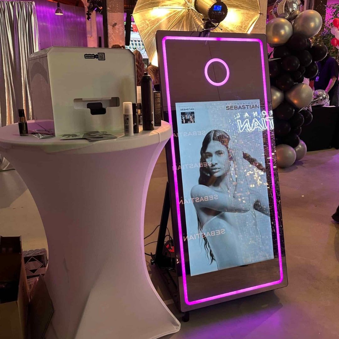 Mirror booth met roze randverlichting op een event