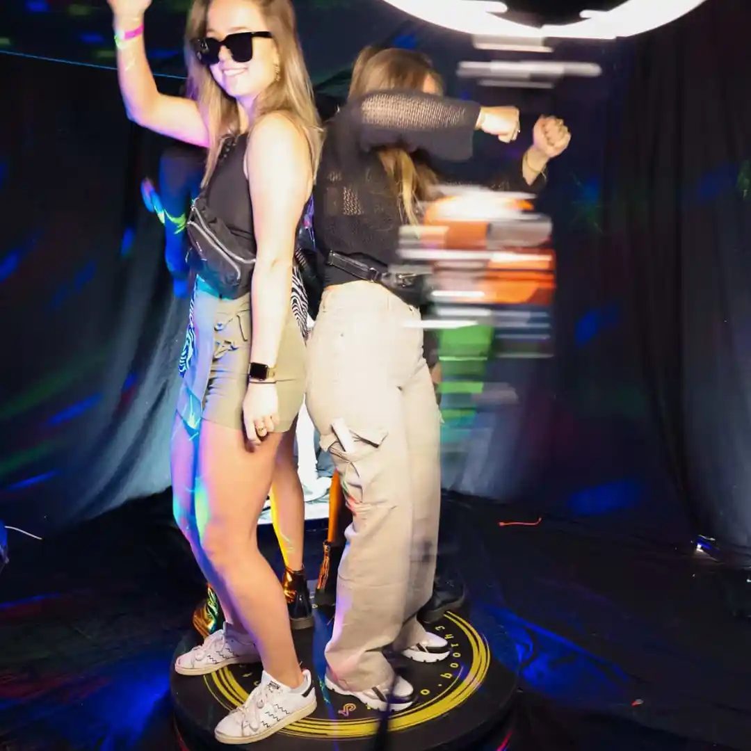Caravan photobooth op een festival in de avond