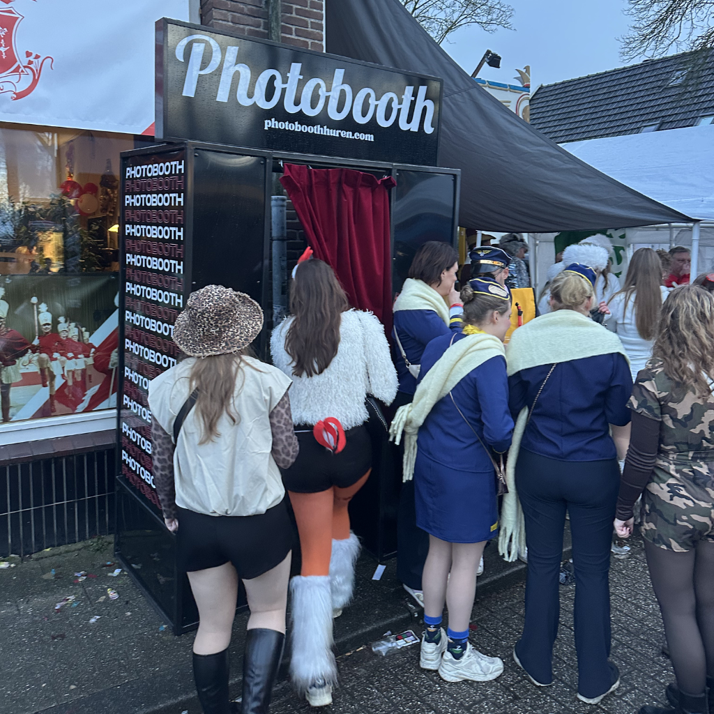 Rij voor het hokje tijdens carnaval