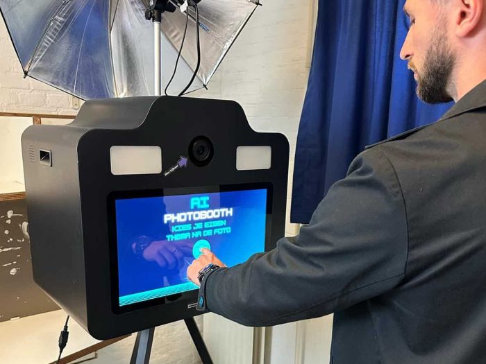 Gasten poseren voor de photobooth zuil