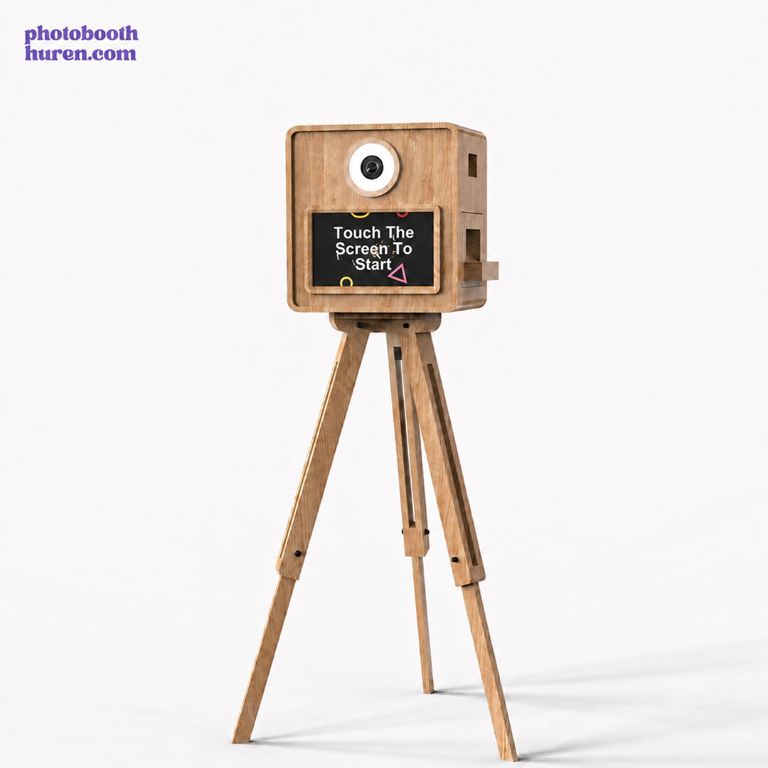 Houten photobooth schuin van opzij gezien