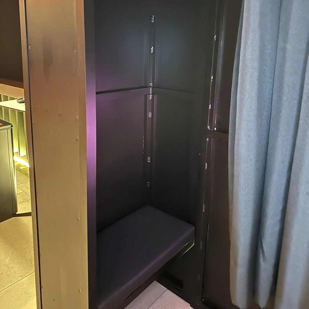 De binnenkant van de kermis photobooth met bankje