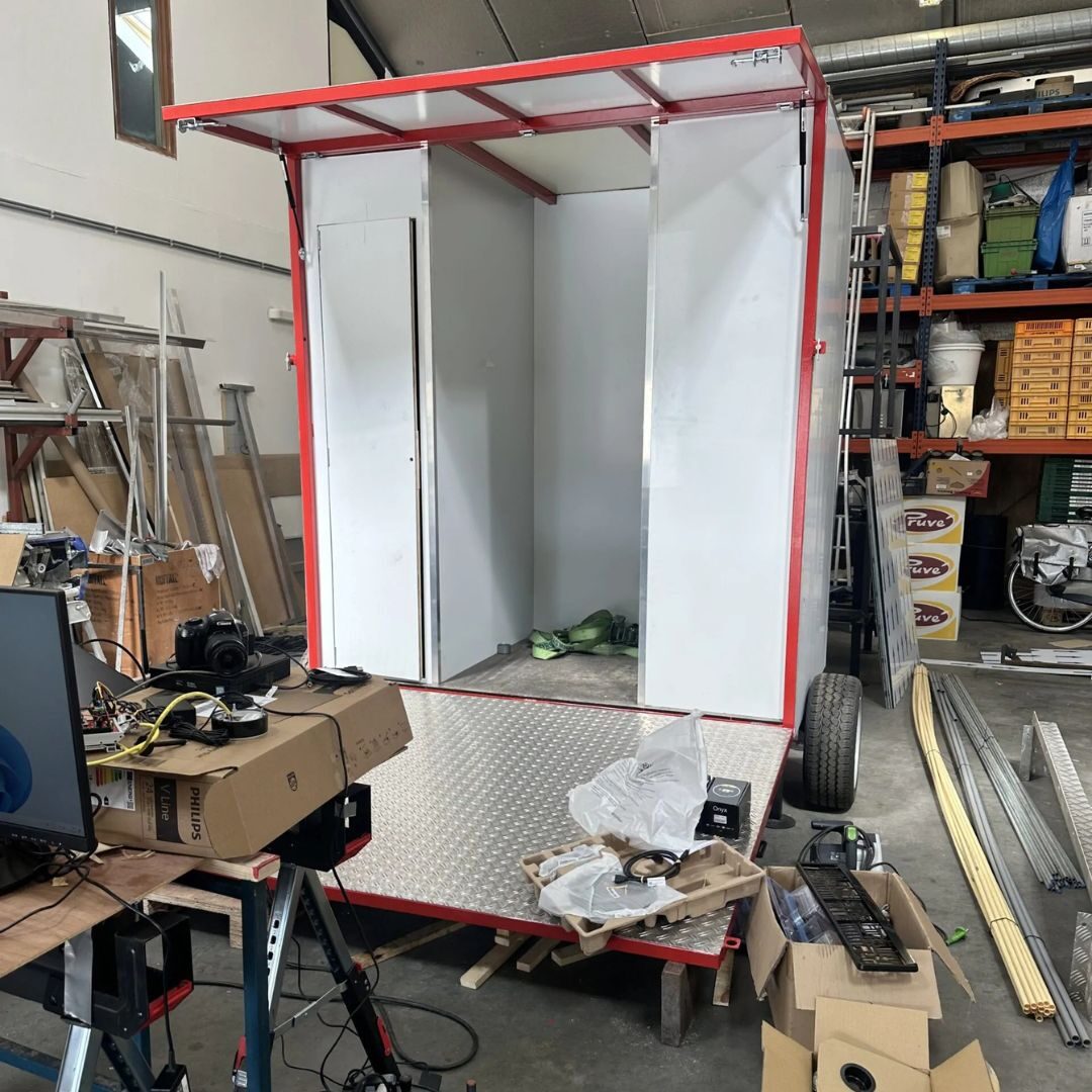 De kermis photobooth in aanbouw in de werkplaats