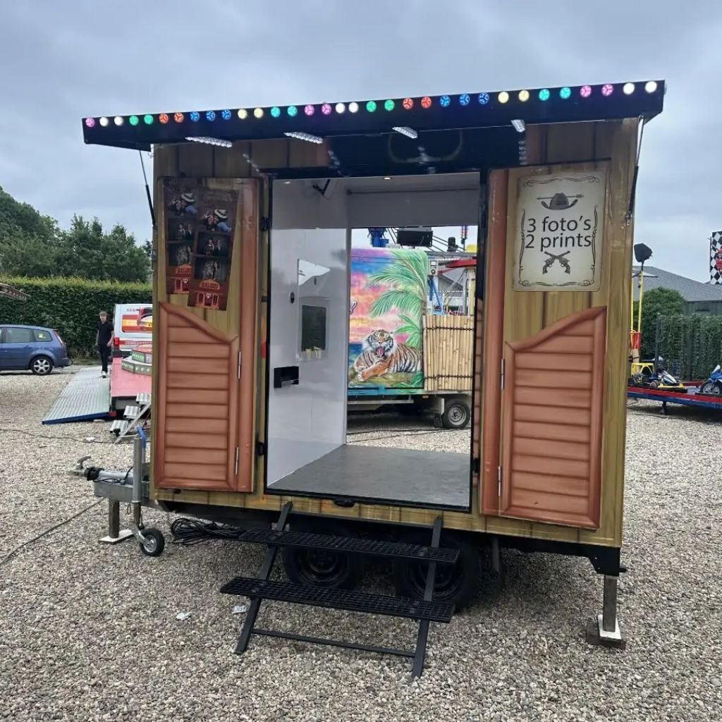 Kermis photobooth als wagen met verlichte luifel op een terrein