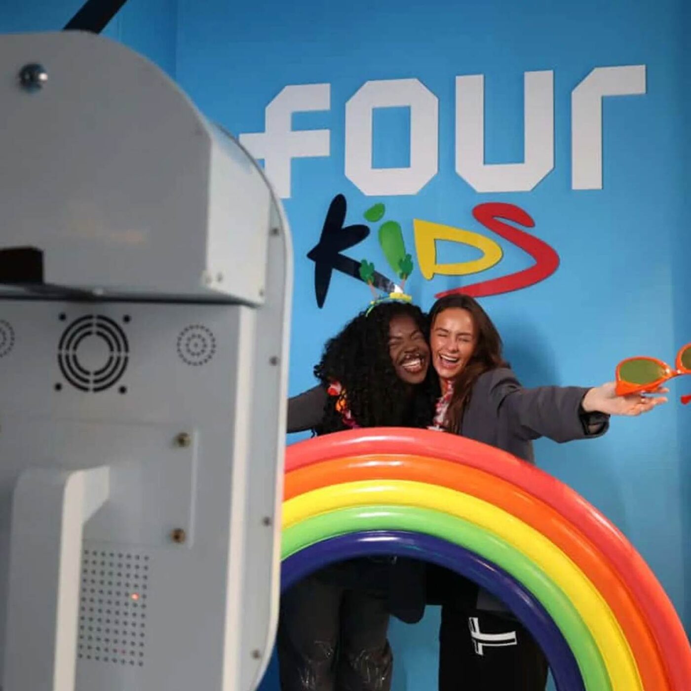 Gasten poseren bij de ovale photobooth op een event
