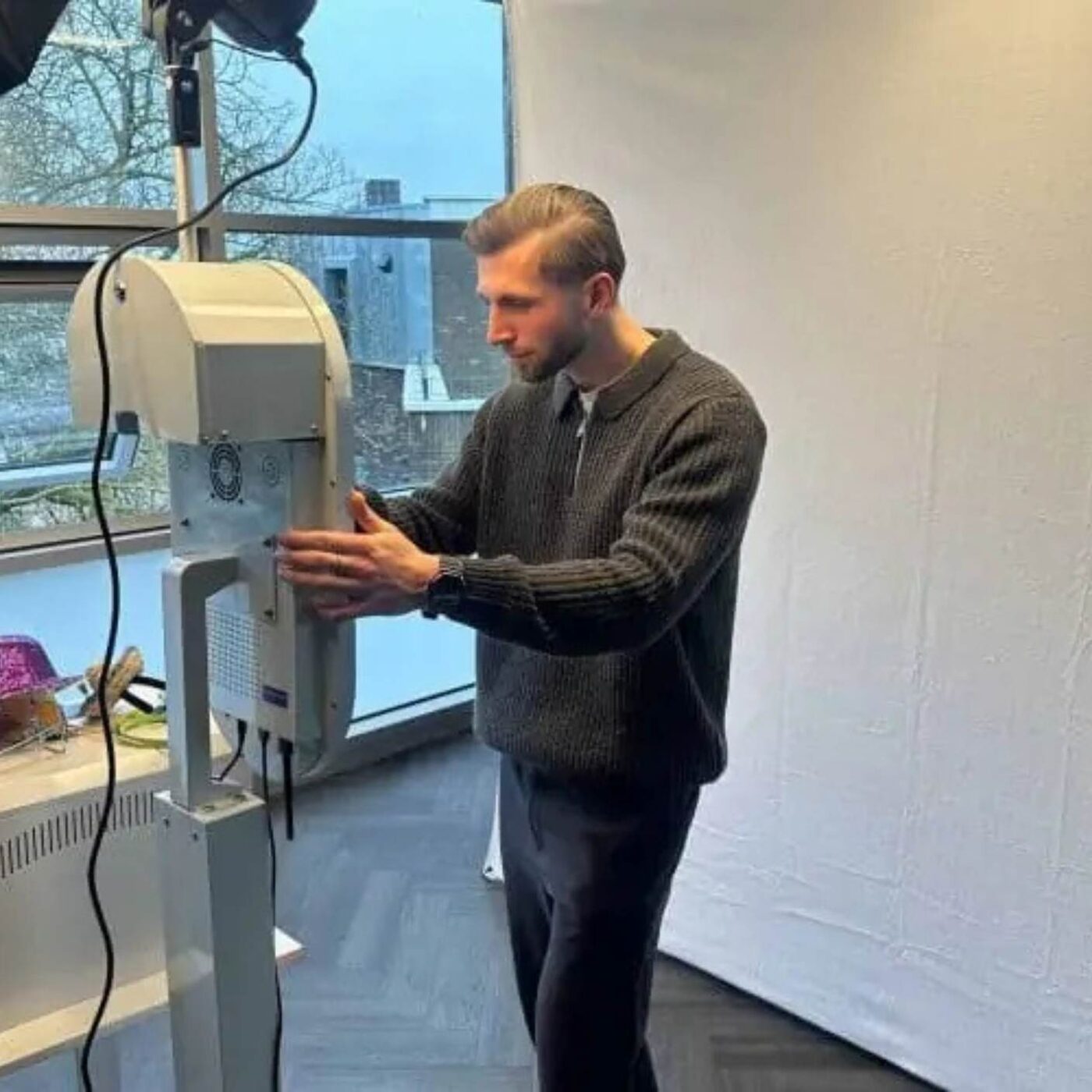 De ovale photobooth wordt opgebouwd