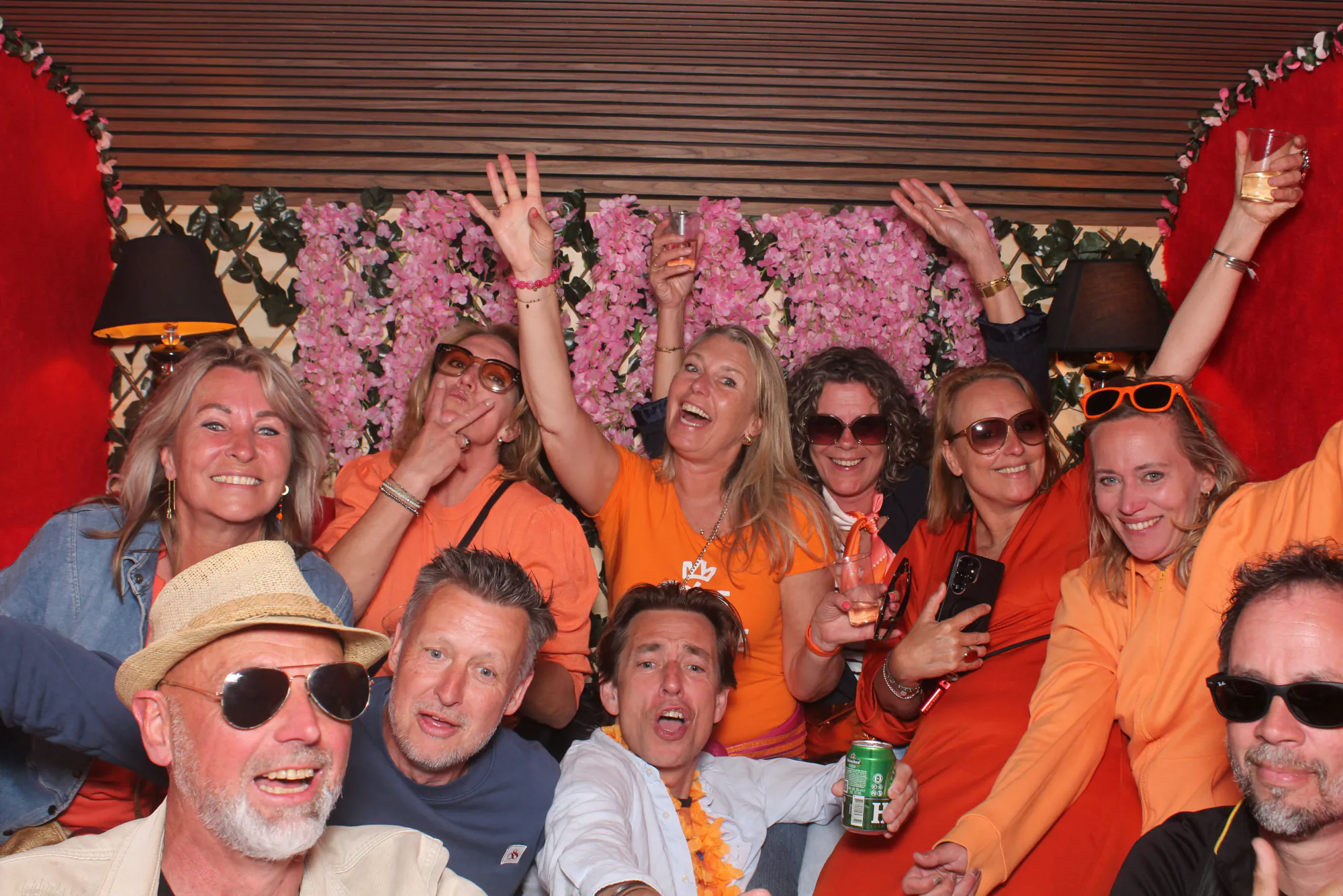 Groep gasten in de photobooth tijdens een feest