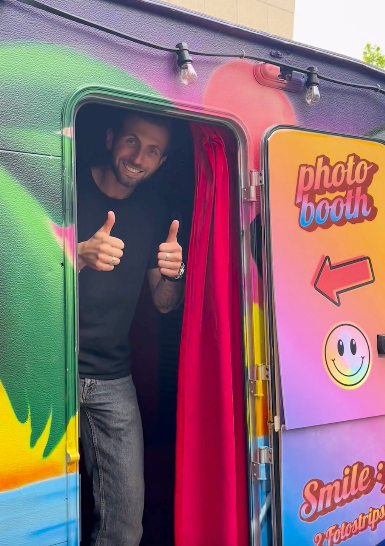 Videostill: de caravan photobooth in actie